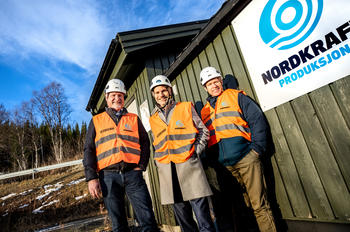 Carl-Fredrik Lehland (Cadre), Eirik Frantzen (Nordkraft) og Ove Gusevik (HitecVision) utenfor Sirkelvann kraftverk. Foto: Michael Ulriksen.